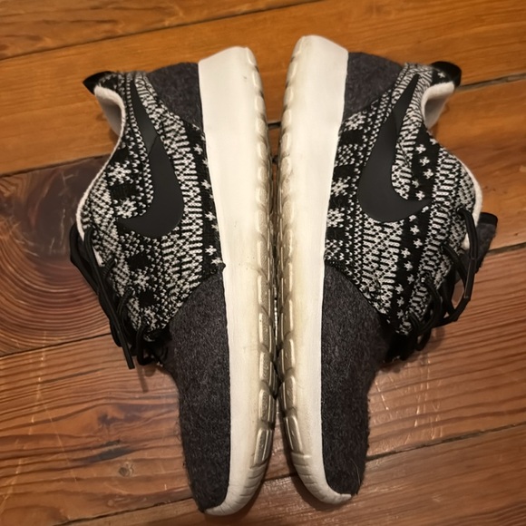 Women’s Nike Roshe One Winter Sweater - Picture 6 of 8